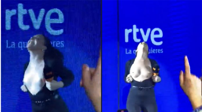 La presentadora del Benidorm Fest, Inés Hernand, se saca los pechos al ritmo de «Ay mamá»