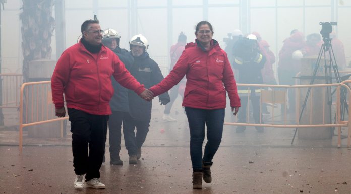 La pirotecnia Alto Palancia dispara una accidentada mascletà por la lluvia La pirotecnia Alto Palancia dispara una accidentada mascletà por la lluvia