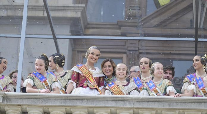 La Plaza del Ayuntamiento vibra con una mascletà de máxima intensidad y una traca valenciana tradicional La Plaza del Ayuntamiento vibra con una mascletà de máxima intensidad y una traca valenciana tradicional