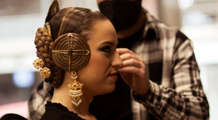 Las peluquerías valencianas cuelgan el cartel de completo hasta después de Fallas Las peluquerías valencianas cuelgan el cartel de completo hasta después de Fallas