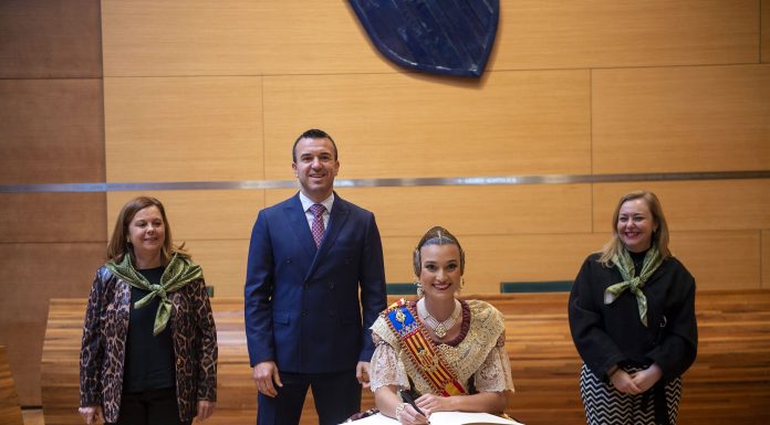 La Diputación recibe a las Fallas con Berta Peiró, su Corte de Honor y mucho ‘Fallerisme’