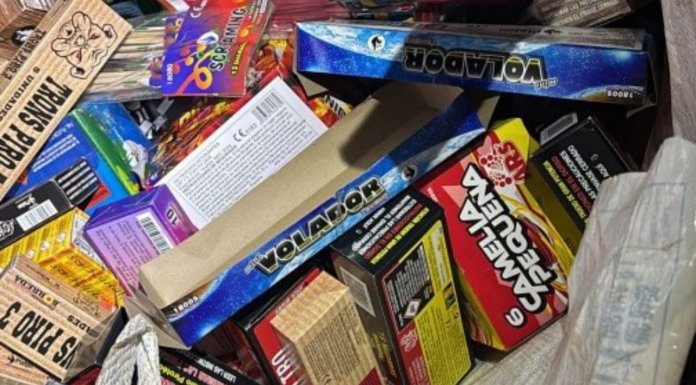 Detenidos ‘in fraganti’ dos ladrones por robar en una pirotecnia de Paterna Detenidos 'in fraganti' dos ladrones por robar en una pirotecnia de Paterna