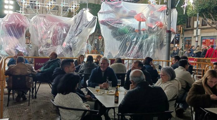 Lleno total en Fallas, pero con menos gasto: el turismo de bocadillo se impone Lleno total en Fallas, pero con menos gasto en hostelería