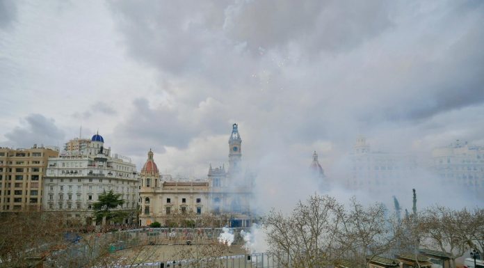 Mascletà con truenos homenaje a las víctimas de la DANA