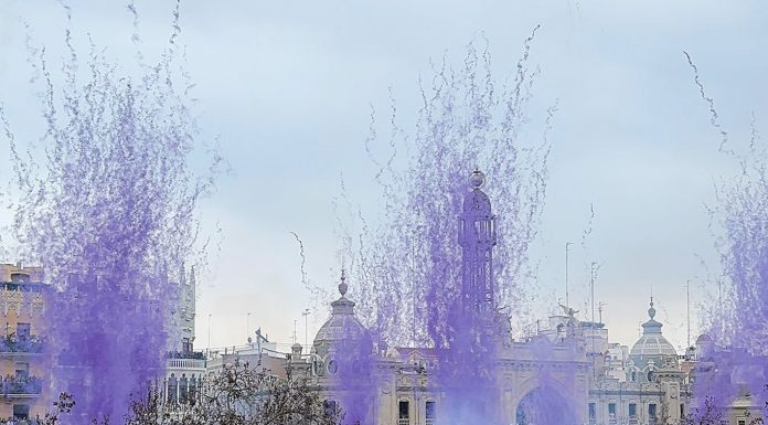 Una mascletà de color malva