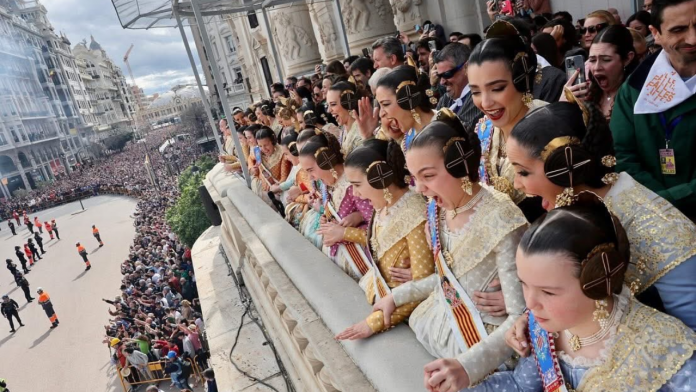 Sorteo de entradas gratuitas para ver la mascletà desde el balcón del Ayuntamiento en las Fallas 2026