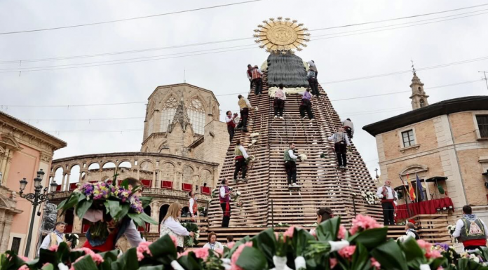 GALERÍA | Primeras imágenes del manto de la Virgen en la Ofrenda de las Fallas 2025