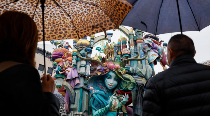 La lluvia pone en jaque la mascletà, la Ofrenda y la Nit del Foc Inicio de Fallas bajo paraguas: ¿Qué días lloverá?