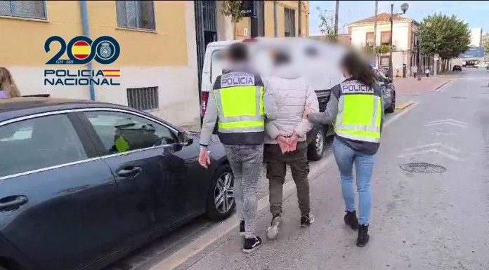 Una mujer resulta hospitalizada tras una brutal agresión en el rellano de una vivienda en Puçol Detenido un hombre tras agredir a una mujer con arma blanca