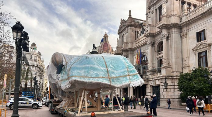 Llegan las primeras piezas de la «fauna fallera» del monumento de la plaza del Ayuntamiento