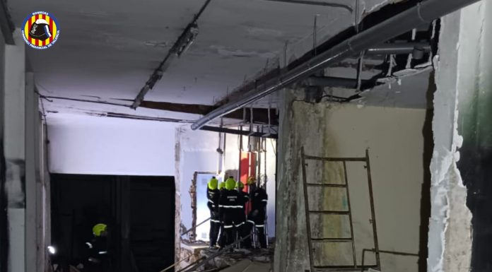 Apuntalan un edificio de cuatro plantas de Burjassot