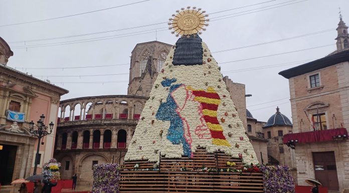 El secreto mejor guardado de la Ofrenda sale a la luz: así es el manto floral de la Virgen