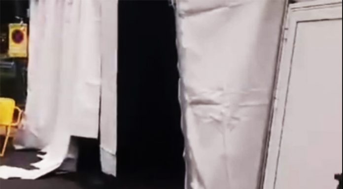 Destrozan la entrada a la carpa de la Falla Regne de València-Císcar