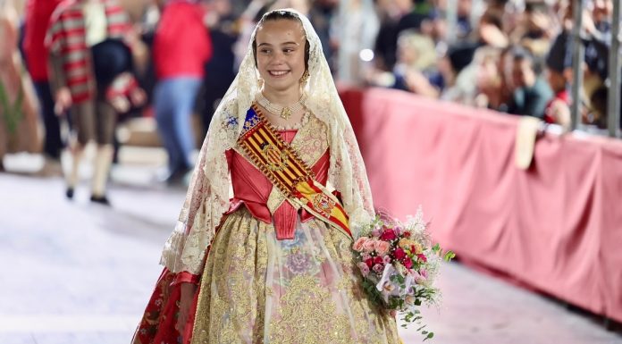 Lucía García cierra emocionada la primera jornada de Ofrenda OFRENDA | Lucía García llega emocionada ante la Virgen