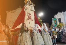 Más de 4000 falleros de Paterna desfilan en la tradicional Ofrenda a la Geperudeta ofrenda paterna 2025