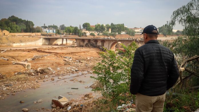 7televalencia hombre mira barranco poyo torrent El barranco del Poyo incrementa su caudal y mantiene en alerta a l’Horta Sud