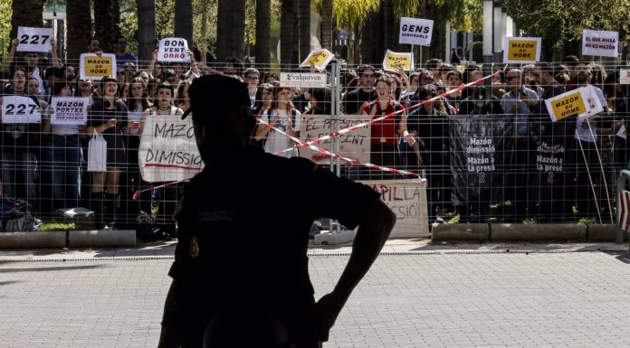 Tensión en la UPV por la visita de Mazón con abucheos y antidisturbios
