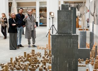 La vicepresidenta de la Diputació, Natalia Enguix, junto al alcalde de Mislata, Carlos F. Bielsa, y el artista Miquel Navarro
