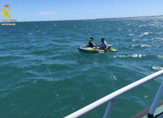 Rescatan a dos personas que navegaban en kayak por Port Saplaya