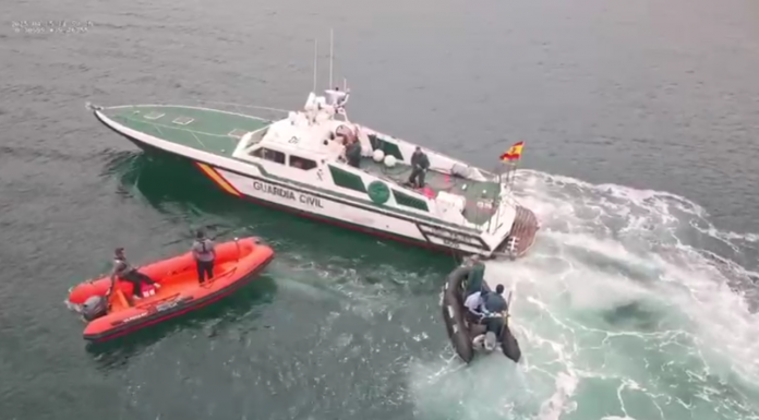 Rescatan a un pescador arrastrado por el viento en la playa de la Malvarrosa Rescatan a un pescador arrastrado por el viento en la playa de la Malvarrosa