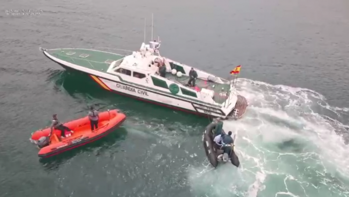 Rescatan a un pescador arrastrado por el viento en la playa de la Malvarrosa