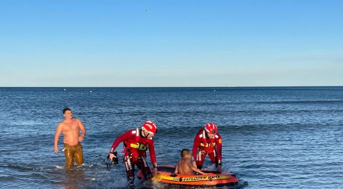 Rescatan a un niño que se encontraba en una barca hinchable en la playa de la Malvarrosa