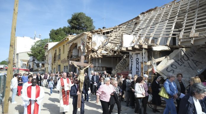 Un Vía Crucis frente a viviendas dañadas por la DANA