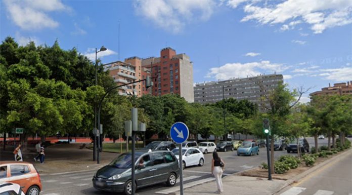 La Policía busca a un conductor que atropelló a un joven en patinete cerca del marítimo
