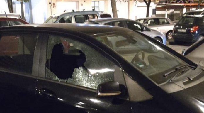 Roban en varios coches de Campanar rompiendo el cristal de la ventana