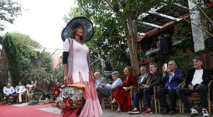 Montesinos celebra sus 50 años de trayectoria en un desfile íntimo en Llíria
