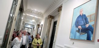 La alcaldesa de València, María José Catalá, junto al exalcalde Joan Ribó en la colocación del retrato oficial