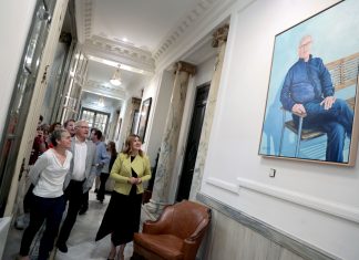La alcaldesa de València, María José Catalá, junto al exalcalde Joan Ribó en la colocación del retrato oficial