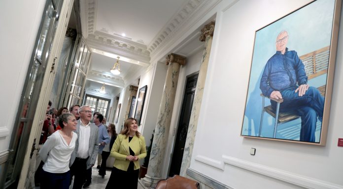 Joan Ribó ya tiene su retrato oficial en el Ayuntamiento de Valencia La alcaldesa de València, María José Catalá, junto al exalcalde Joan Ribó en la colocación del retrato oficial