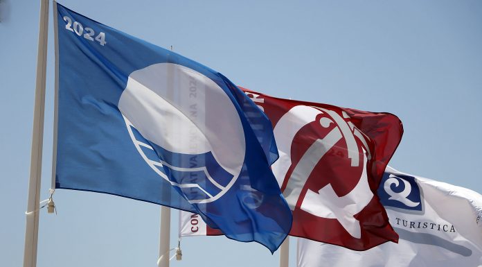 Banderas azul y de calidad turística de la playa de Puçol