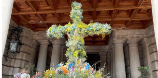 La Plaza del Ayuntamiento ya luce la tradicional Cruz de Mayo