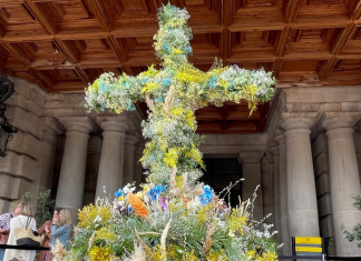La Plaza del Ayuntamiento ya luce la tradicional Cruz de Mayo
