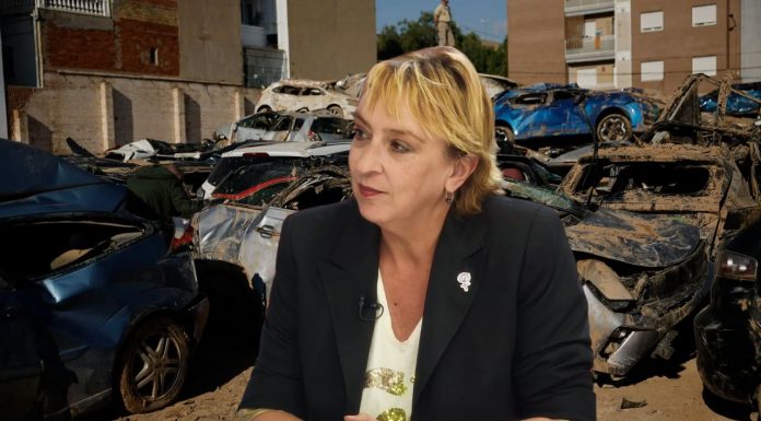 Trepar por un coche para salvar vidas: la alcaldesa de Benetússer revive la noche del desastre