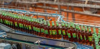 Embotellado del refresco Fuze Tea