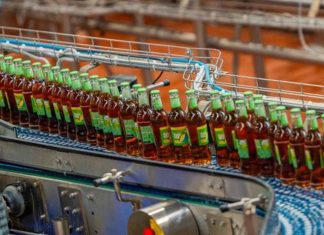 Embotellado del refresco Fuze Tea