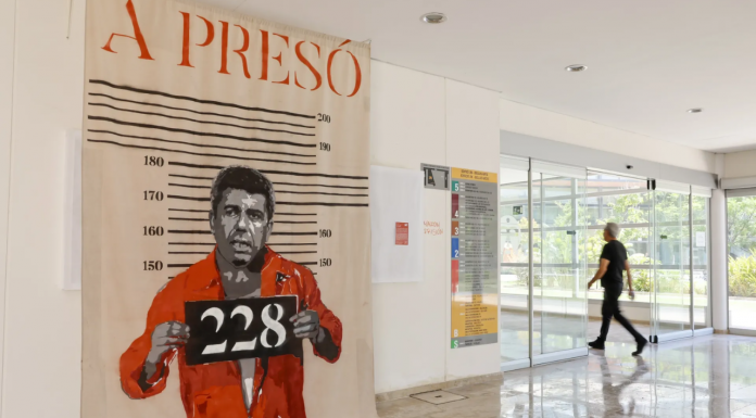 El Consell solicita retirar un grafiti que muestra a Mazón en prisión El Consell solicita retirar un grafiti que muestra a Mazón en prisión