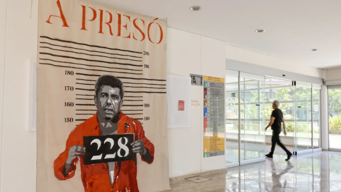 El Consell solicita retirar un grafiti que muestra a Mazón en prisión