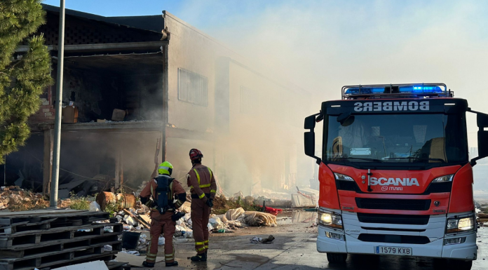 Localizan con vida a un sintecho y su perro en la nave incendiada de Torrent Localizan con vida a un sintecho y su perro en la nave incendiada de Torrent