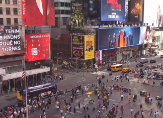 Las pantallas de Times Square muestran un mensaje gigante contra Carlos Mazón