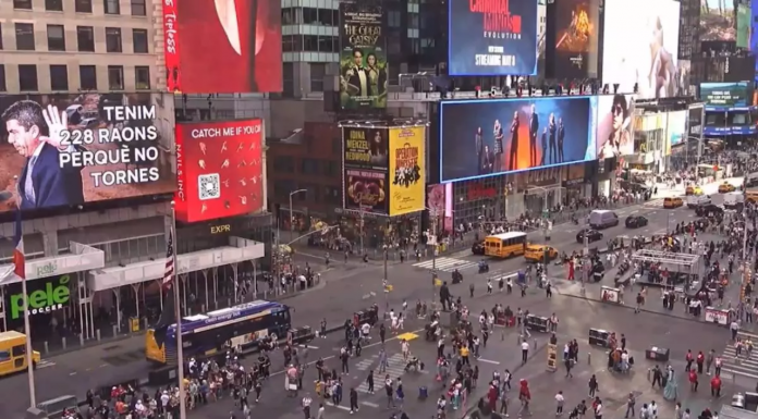Las pantallas de Times Square muestran un mensaje gigante contra Carlos Mazón Las pantallas de Times Square muestran un mensaje gigante contra Carlos Mazón