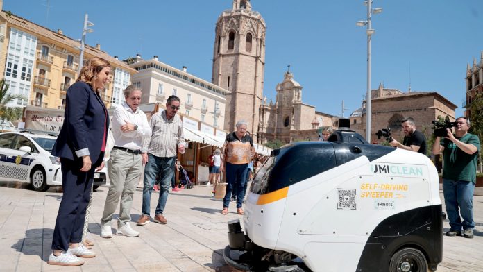 El primer robot de limpieza inteligente empieza a patrullar por el centro de Valencia