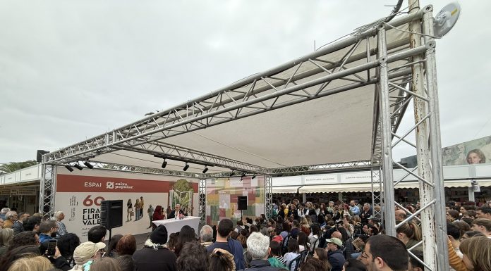 La astronauta Sara García revoluciona la Feria del Libro de Viveros