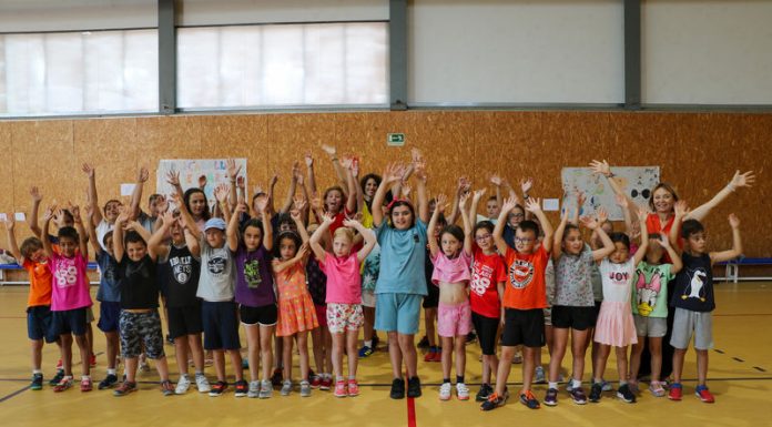 Quart de Poblet impulsa los Campamentos de verano para promover la conciliación y el ocio educativo Grupo de niños y niñas en uno de los campamentos de verano en Quart de Poblet