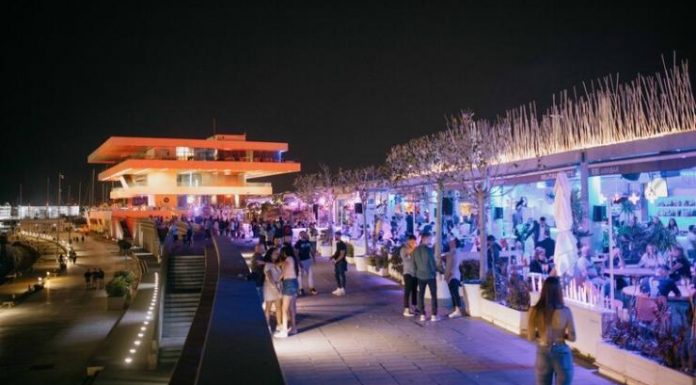 «Seguimos abiertos»: los locales de la Marina mantienen su actividad tras el último fallo judicial Los locales de la Marina mantienen su actividad