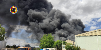 Un espectacular incendio en una planta de residuos de Silla paraliza el tráfico ferroviario