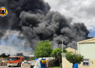 Un espectacular incendio en una planta de residuos de Silla paraliza el tráfico ferroviario